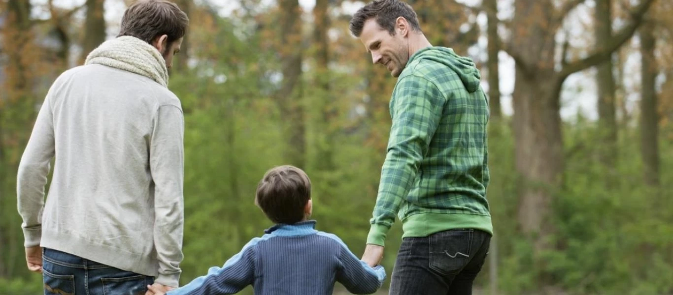 Η Κομισιόν πιέζει την ελληνική κυβέρνηση να... προωθήσει τη νομοθεσία για υιοθέτηση παιδιών από τα ομόφυλα ζευγάρια